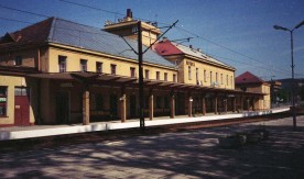 Krynica Górska - budynek dworcowy i zadaszony peron